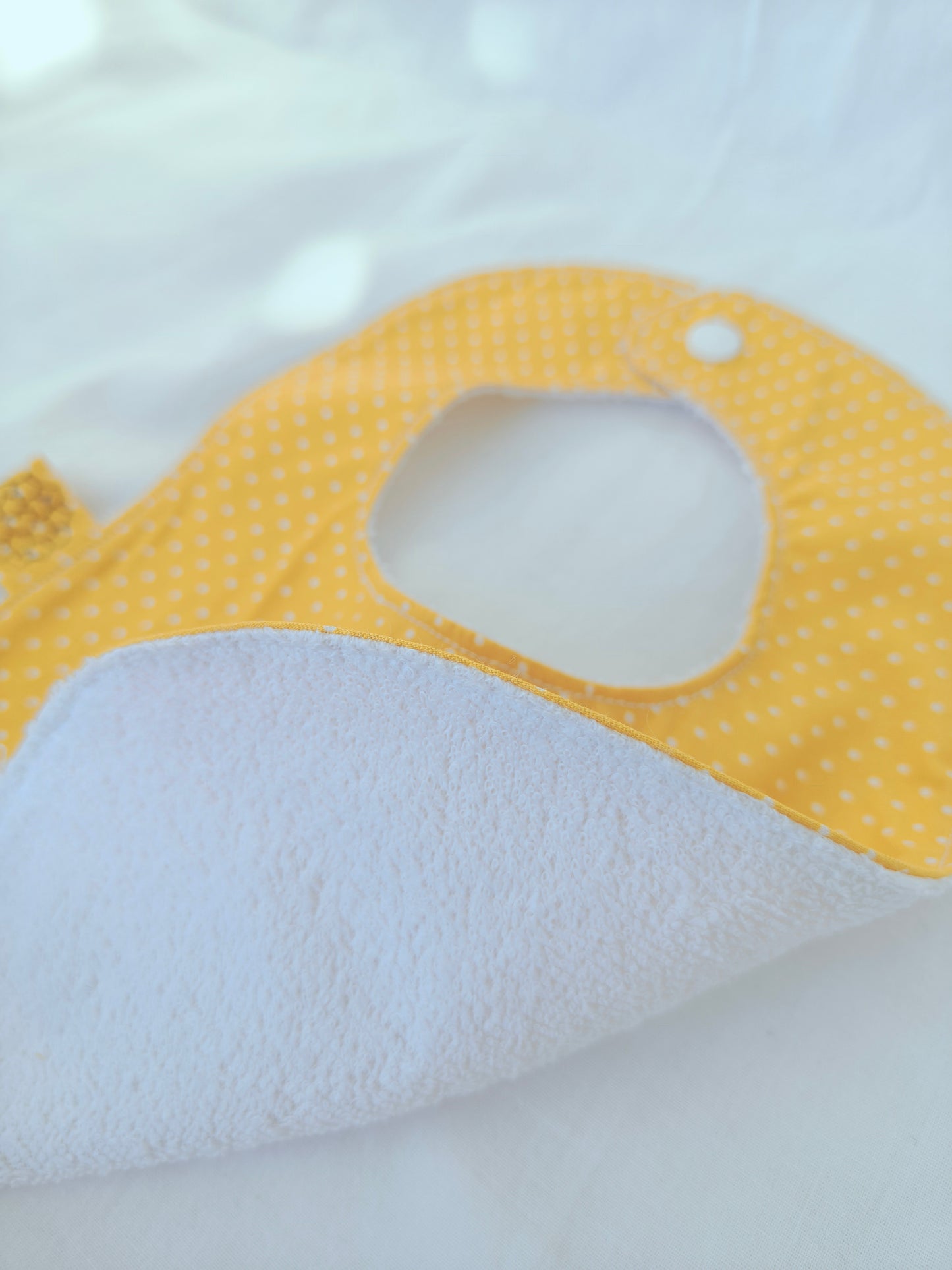 Babete Amarelo Pintas